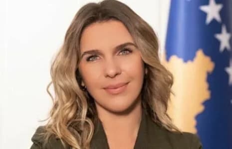 Shefja e Kabinetit të Vjosa Osmanit s’ka fare shtetësi të Kosovës – fshehu kompanitë e familjes ku përfiton mijëra euro