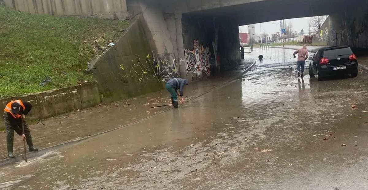 Shiu “vërshon” Prishtinën, Drejtoria për Emergjenca paralajmëron: Nëse reshjet vazhdojnë, mund të ketë vështirësi shtesë