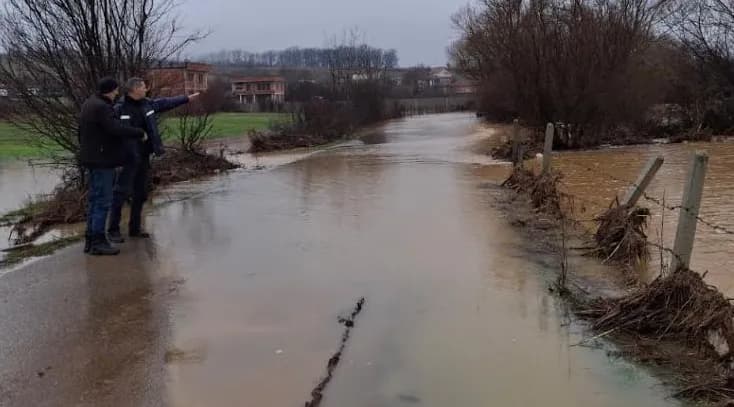 Vërshimet në Malishevë: Lumi Mirusha del nga shtrati, disa rrugë të pakalueshme