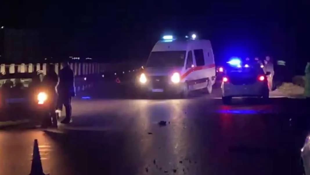 Aksident në rrugën Gjilan–Kamenicë, shoferi humb kontrollin dhe përfundon jashtë rrugës