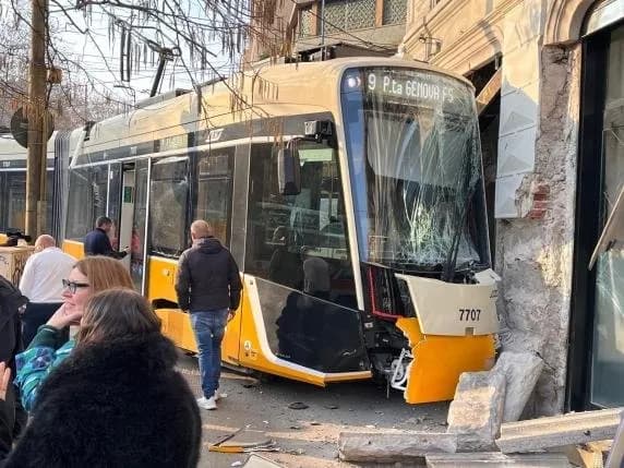 Aksidenti i rëndë me dy të vdekur në Milano, momenti kur tramvaji del nga shinat dhe përplaset me dyqanin