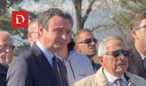 Albin Kurti tregon se pse e mbajti për dore Ekrem Kryeziun, flet për fotografinë ikonike në gjyqin serb