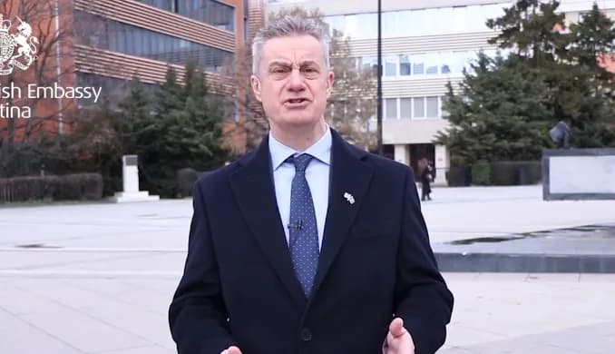 Ambasadori britanik uron Pavarësinë e Kosovës, përmend edhe Thaçin
