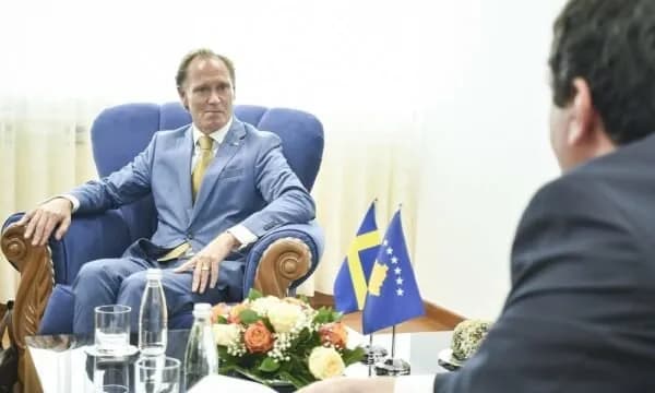 Ambasadori suedez i përgjigjet Kurtit: Integrimi i arsimit e shëndetësisë serbe në sistemin e Kosovës përmes dialogut të Brukselit