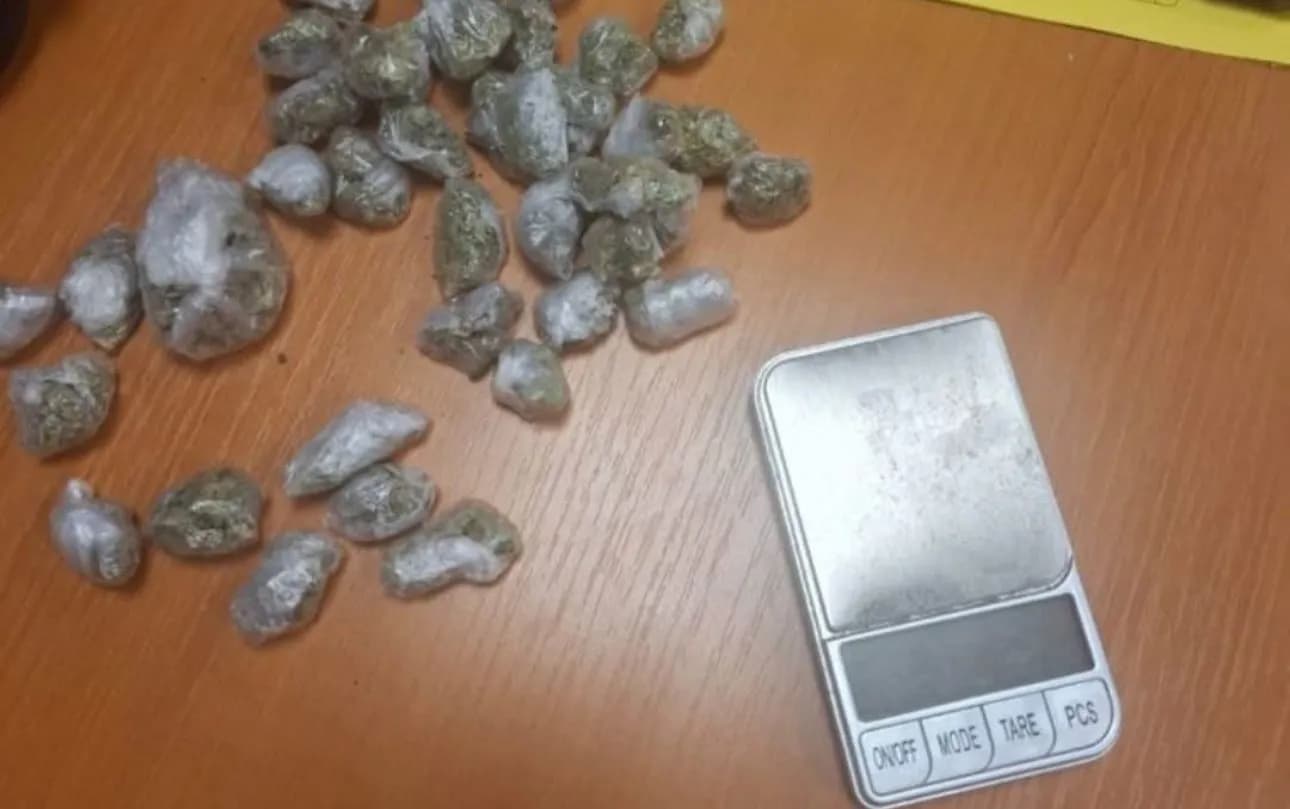 Arrestohen tre të dyshuar për shitblerje narkotikësh, iu gjetën 47 qese me drogë