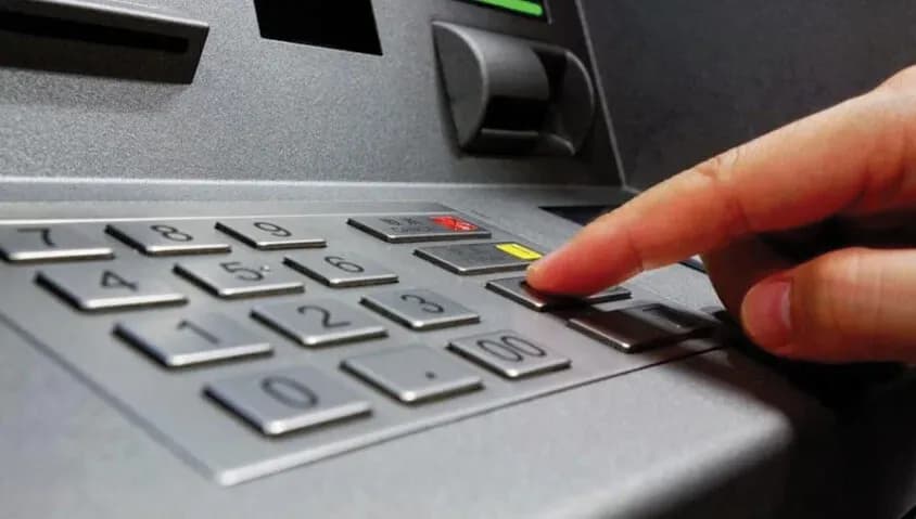 Deponohen mbi 1000 euro të falsifikuara në dy banka të vendit