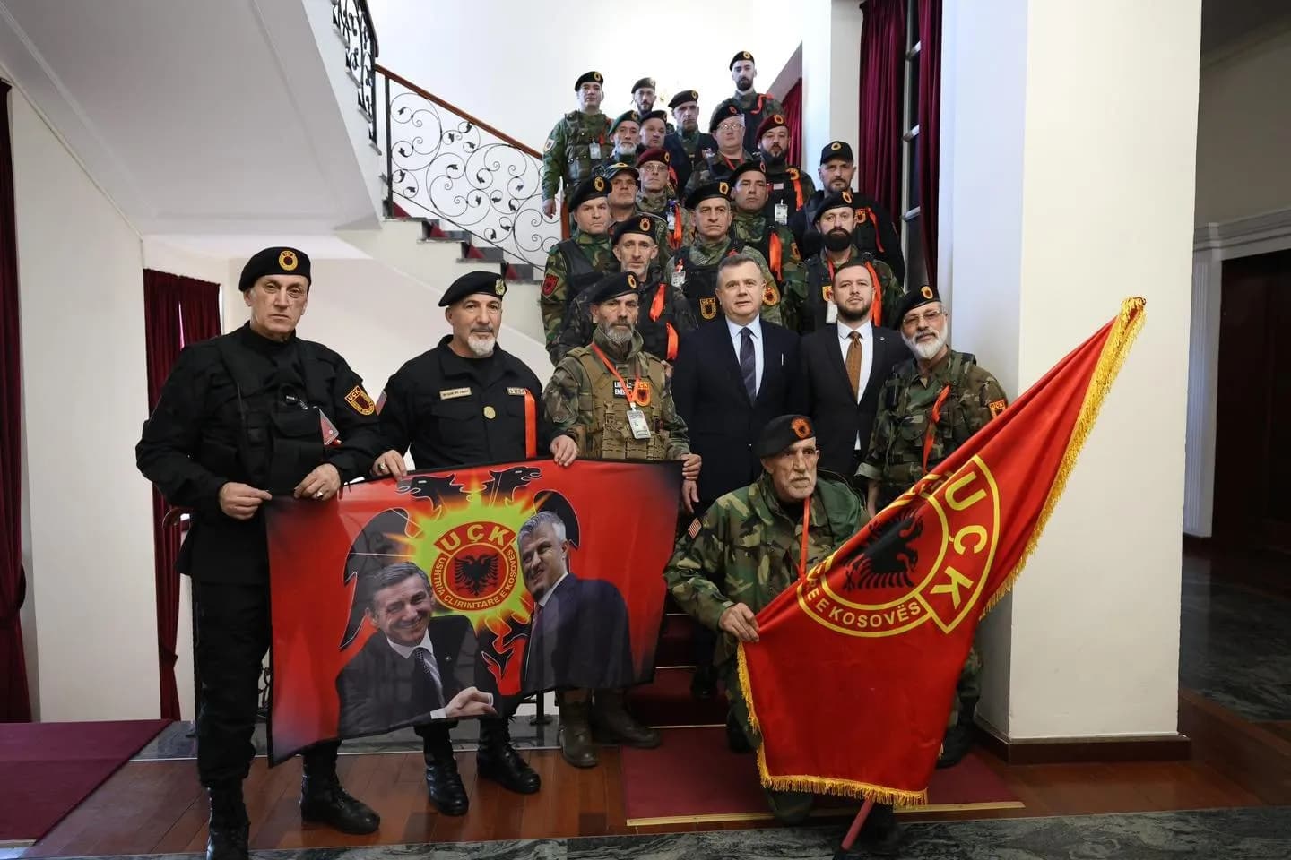 ‘‘Foto e ditës’’, Taulant Balla pret në takim veteranët e UÇK-së