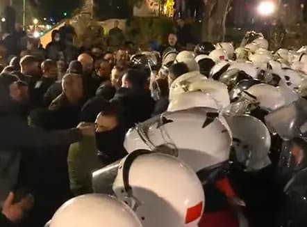 FOTO/ I riu humb ndjenjat nga gazi lotsjellës në protestën e PD-së