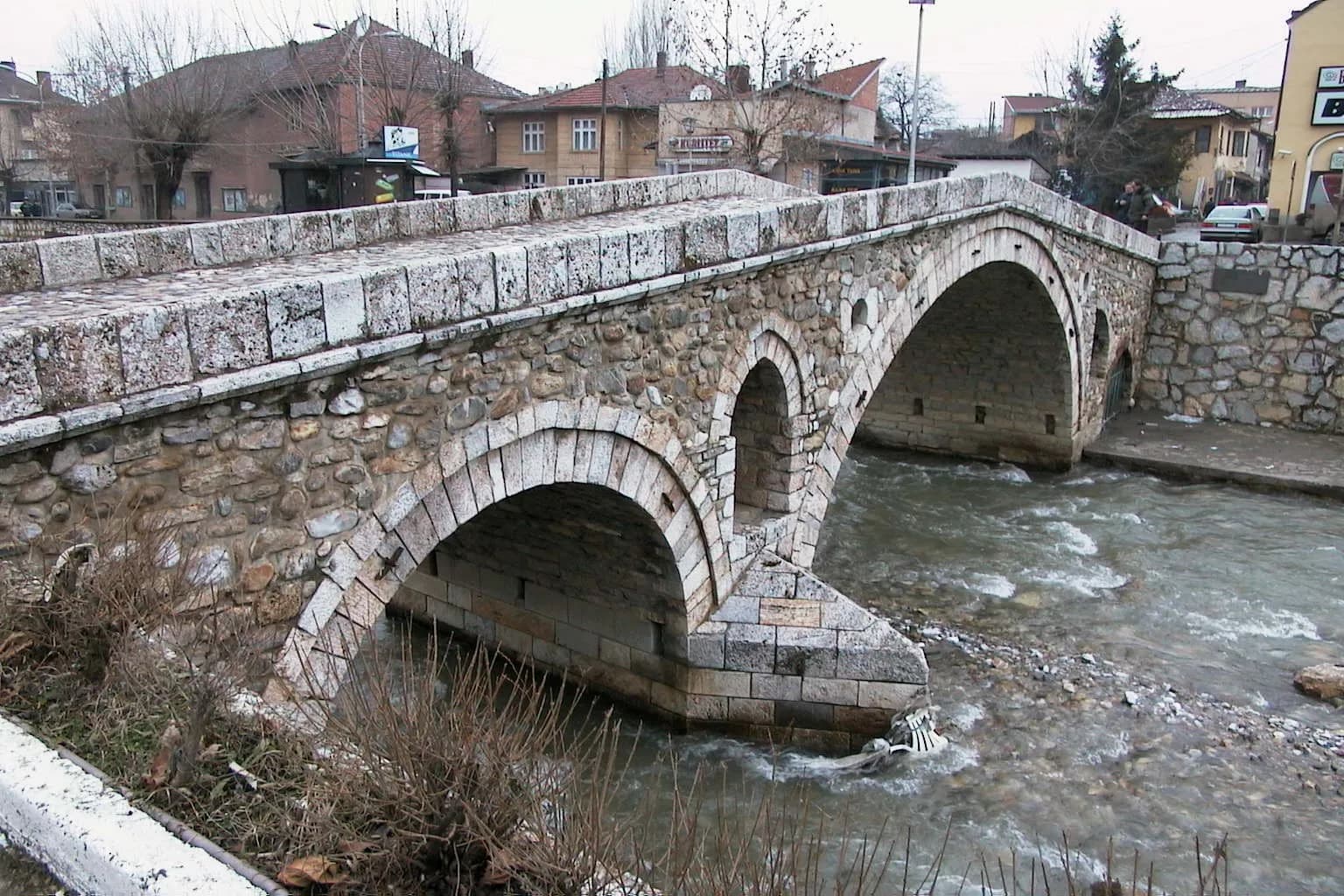 Gjykata ia njeh të drejtën e kompensimit 25 mijë euro familjes së 3-vjeçares që vdiq nga shembja e murit në Qendrën Historike të Prizrenit