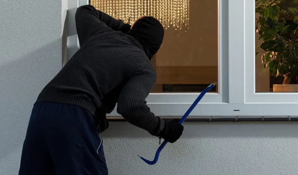 Hajnat hyjnë nga dritarja në një shtëpi në Ferizaj, vjedhin ari