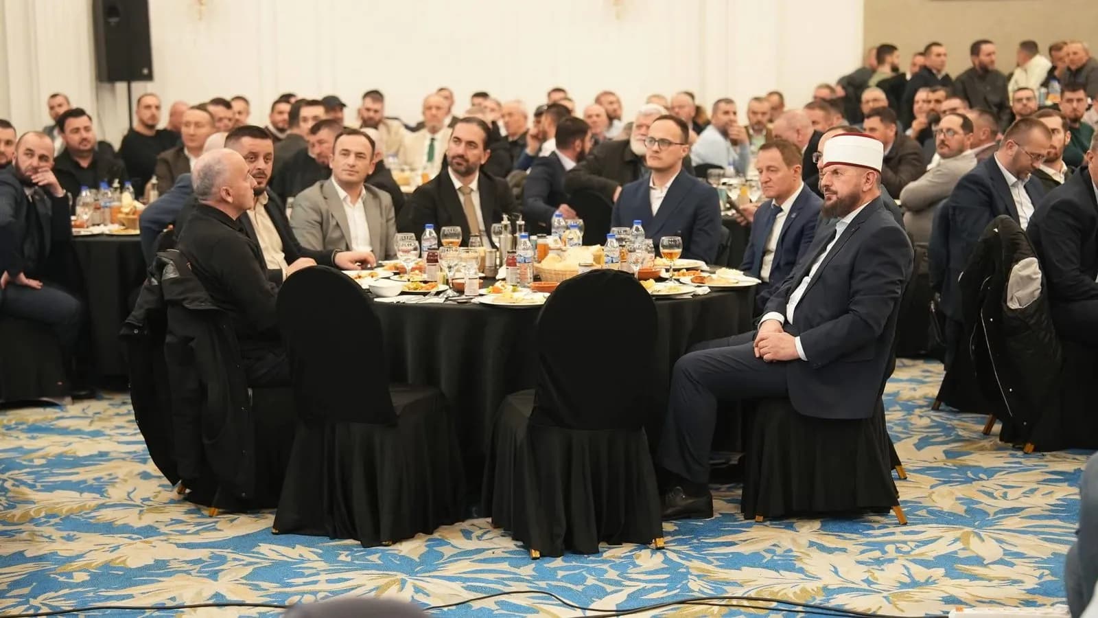 Iftari i Shefqet Krasniqi bashkë pozitë e opozitë, ja politikanët që ishin prezent