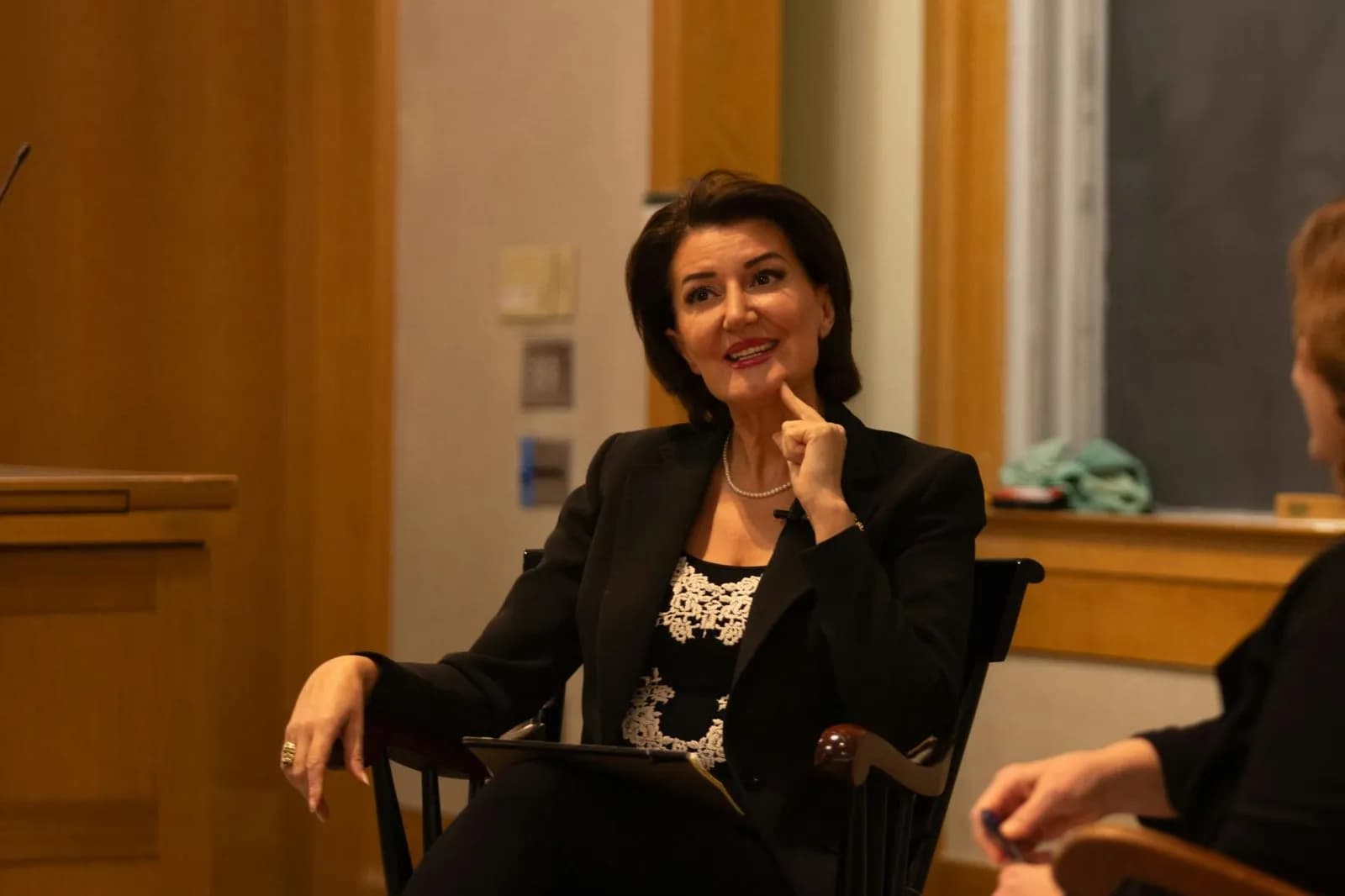Jahjaga del me sqarim: Raportimet për ‘lidhjen’ time me ‘Epstein’ të pabaza dhe të pavërteta