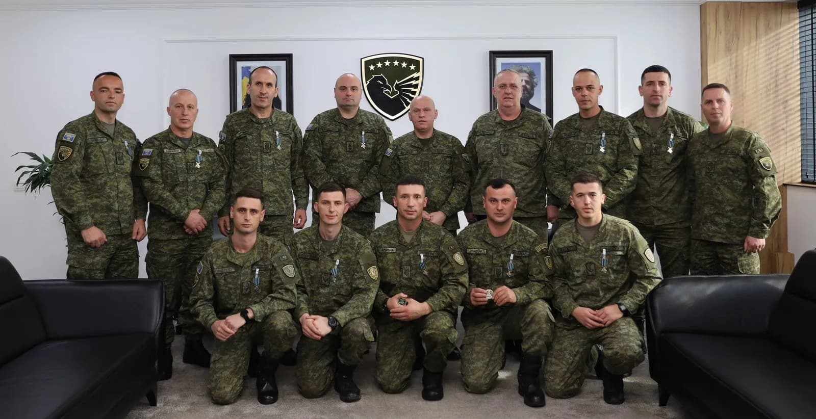 Komandanti i FSK-së dekoroi me medalje pjesëtarët që kanë qenë në operacionin e kërkim shpëtimit në Shqipëri