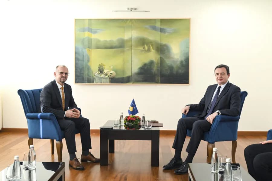 Kurti e lë Arsim Berishën zëvendësministër të Shëndetësisë