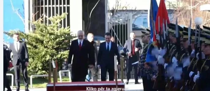 Kurti e pret Edi Ramën në Qeveri me ceremoni zyrtare