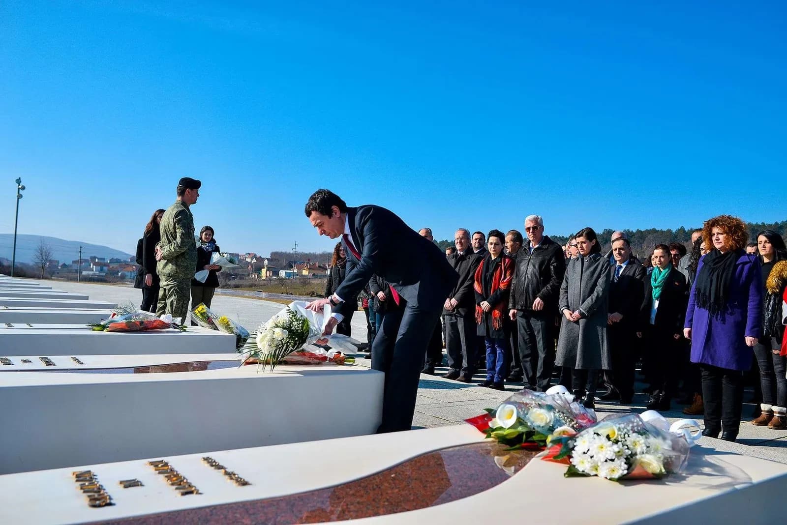 Kurti konfirmon se shkoi tek familja Jashari, ja se çka bisedoi
