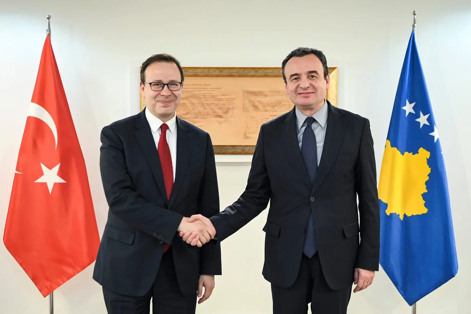 Kurti takohet me ambasadorin turk, flasin për mundësinë e organizimit të një forumi të biznesit në Prishtinë