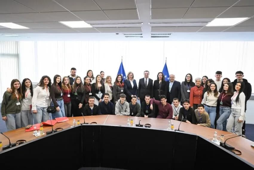 Kurti takon nxënësit nga Prishtina dhe Ulqini: Arsimi dhe digjitalizimi kyç për lidhjen me tregun e punës