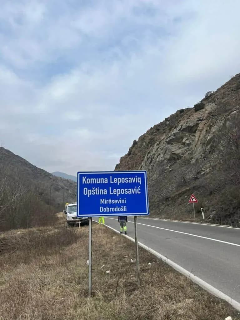 Leposaviq: Hiqen tabelat serbisht, vendosen ato në gjuhën shqipe