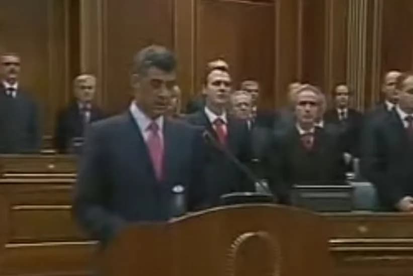 Momenti historik kur Hashim Thaçi shpalli Pavarësinë e Kosovës