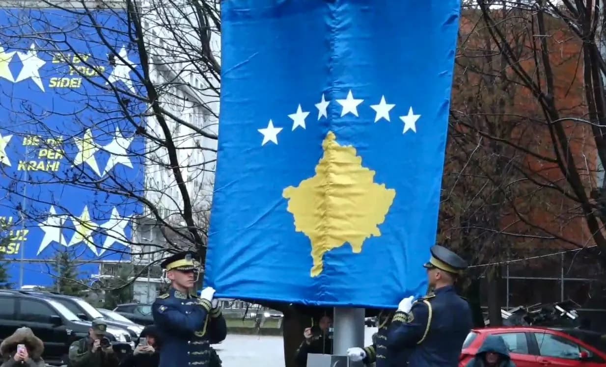 Ngritet flamuri i Kosovës në 18-vjetorin e pavarësisë
