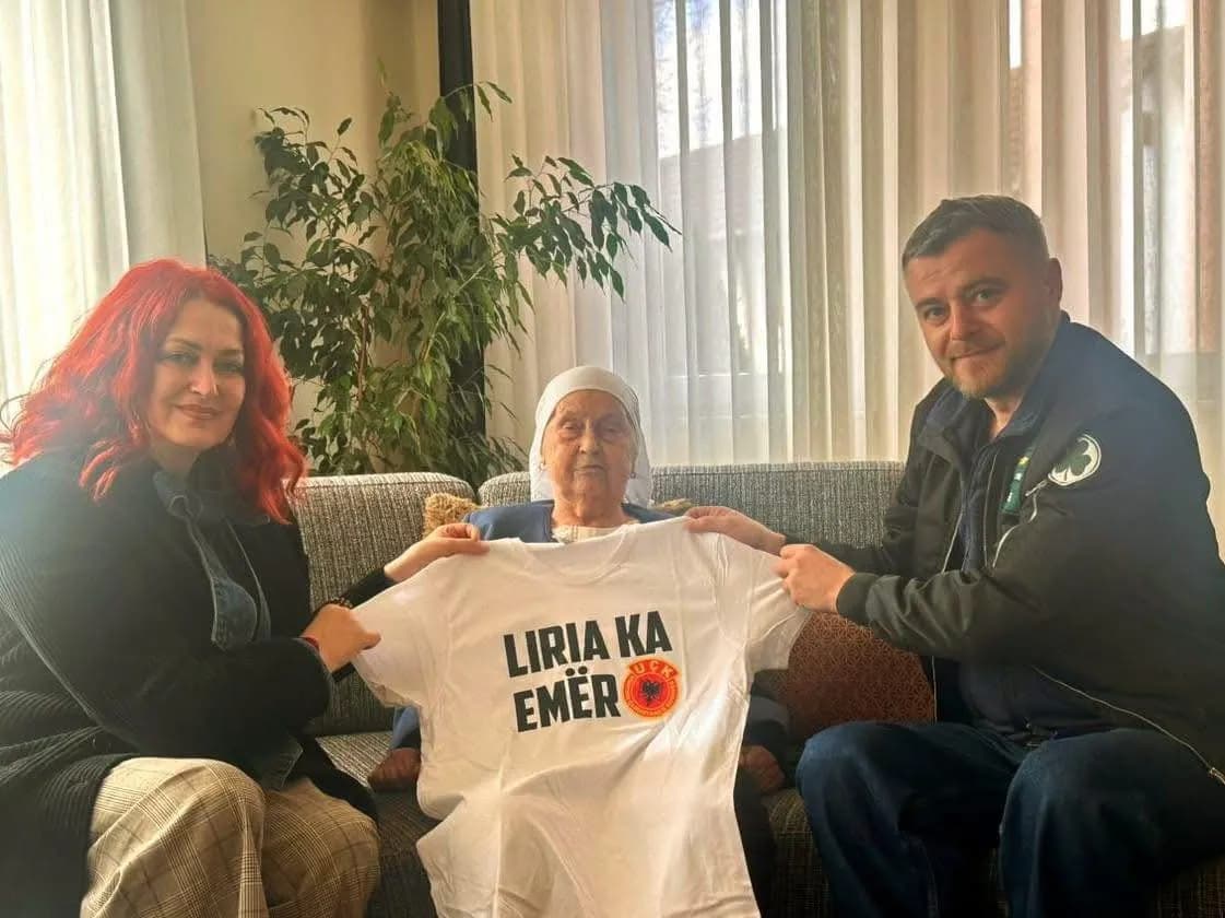 Përlotet Eliza Hoxha kur kujton fjalët e nënës së Thaçit