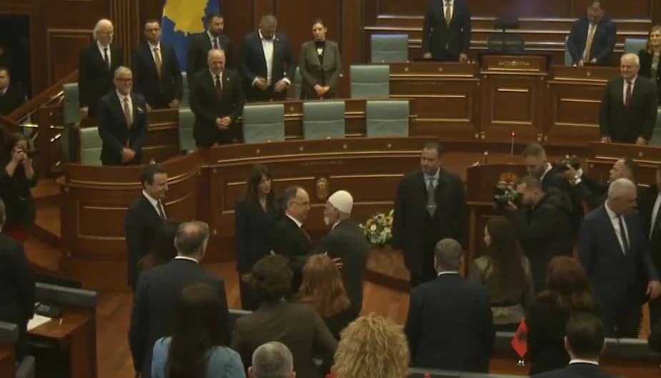 Përqafim i ngrohtë mes bacës Rifat dhe presidentit të Shqipërisë, Bajram Begaj