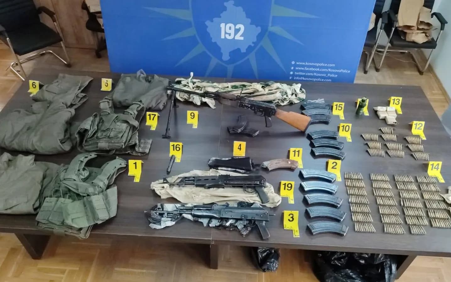 Policia bastis një bodrum të në ndërtese në Mitrovicë të Veriut, gjen armë, municion dhe mjete ilegale