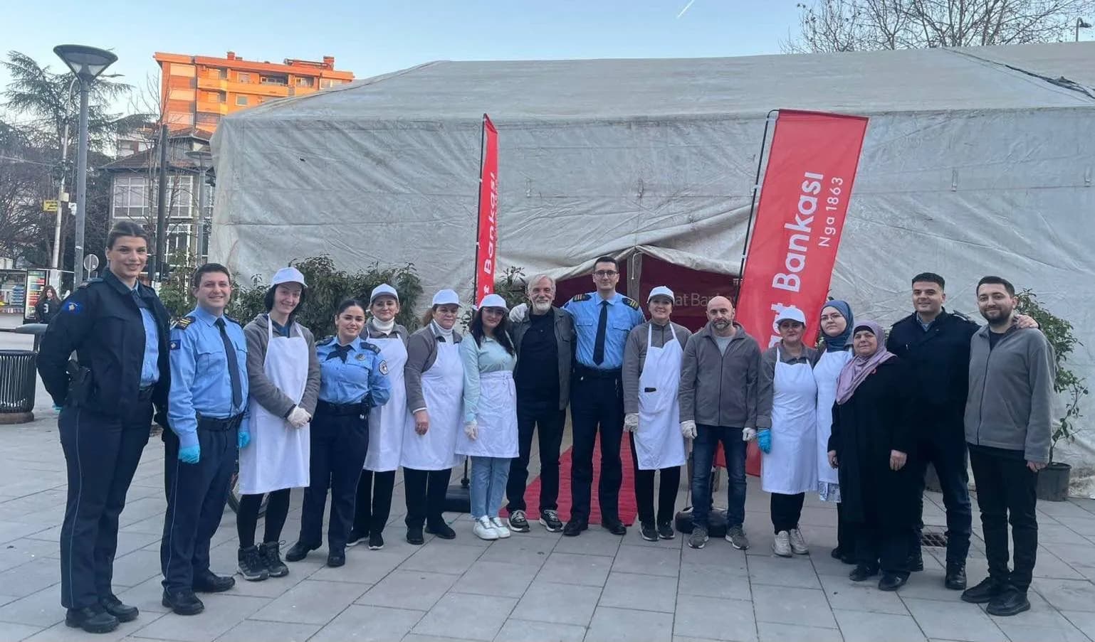 Policia në Mitrovicën e Jugut kontribuon në shpërndarjen e ushqimit gjatë iftarit
