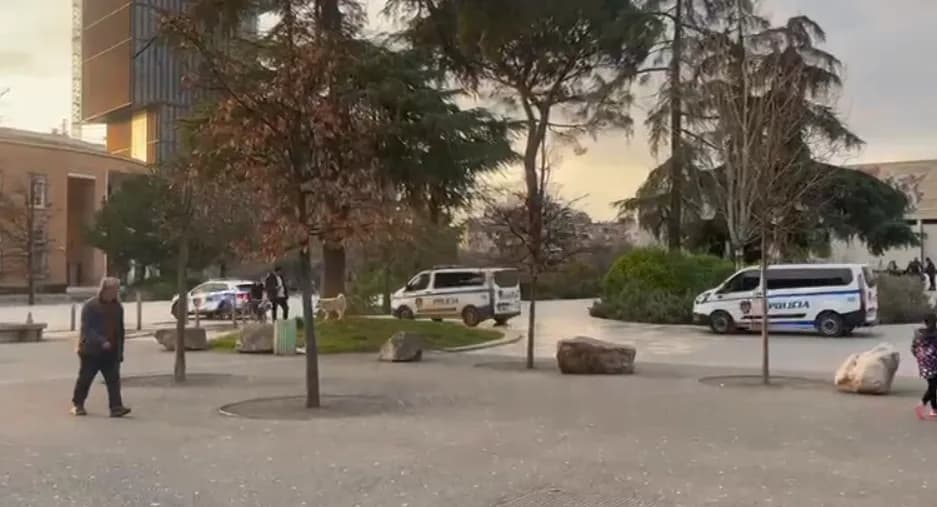 Protesta e opozitës në Tiranë, policia “blindon” selinë e PS-së