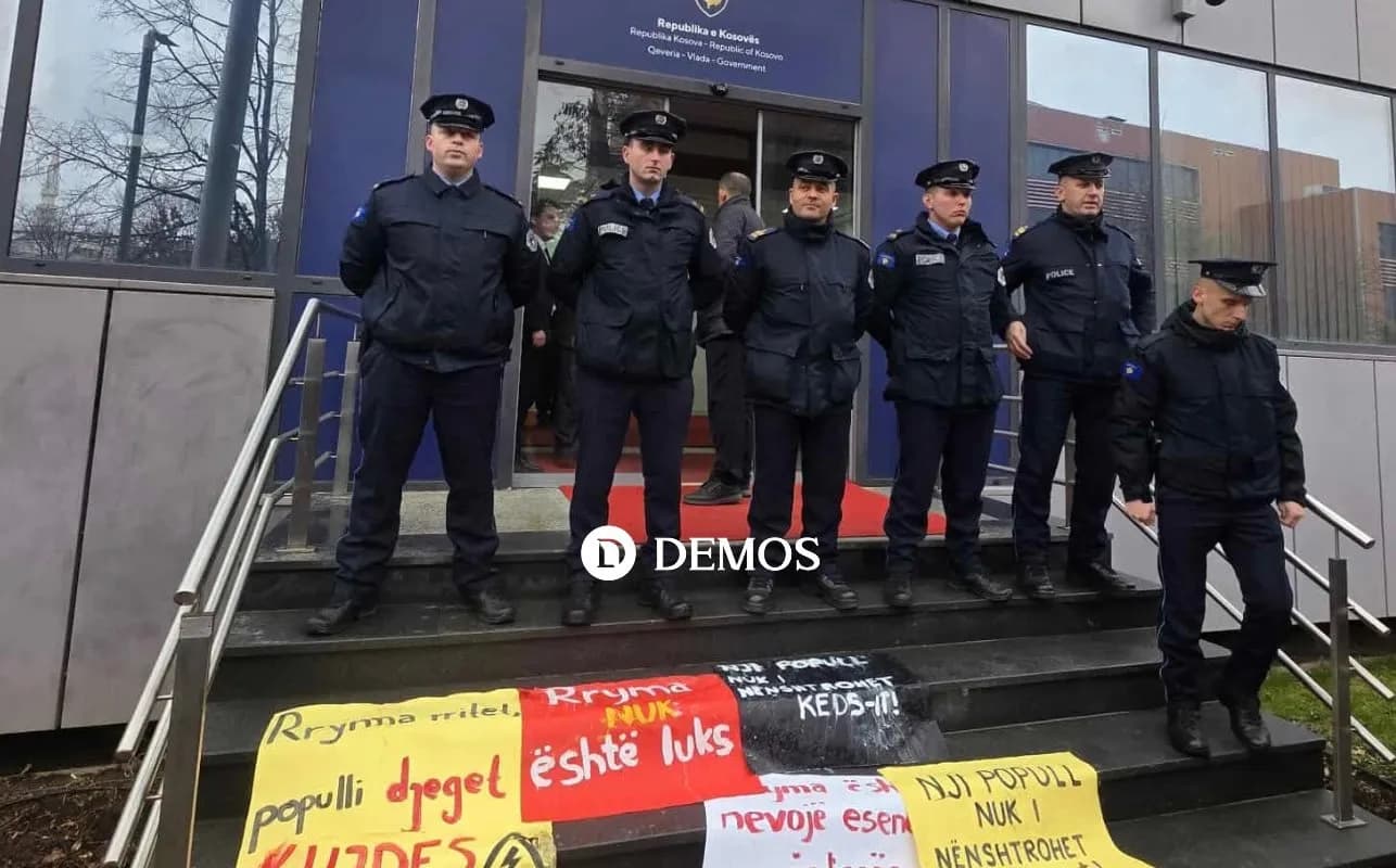 Protestuesit mblidhen para Qeverisë, thirrje Kurtit: Hajde poshtë, dil para popullit