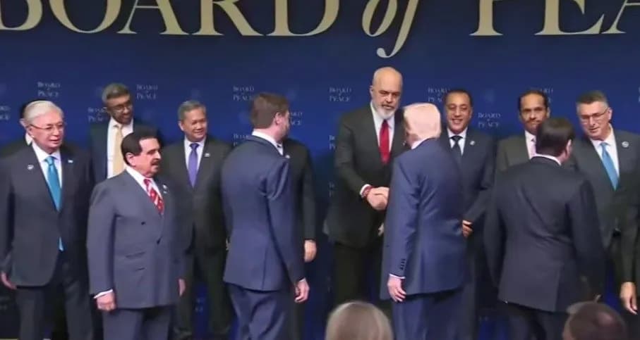 Rama i shtrëngon dorën Trumpit para nisjes së takimit të Bordit të Paqe