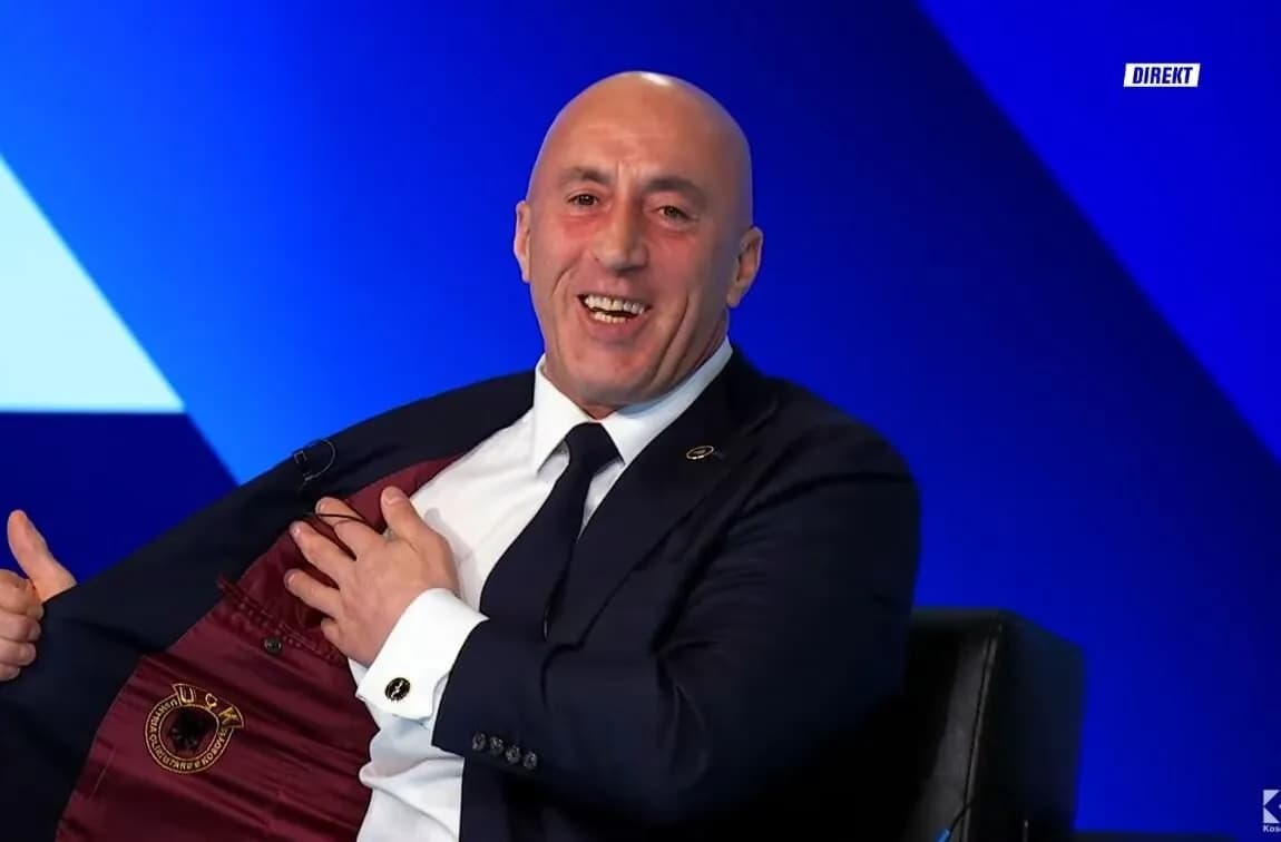 Ramush Haradinaj zbulon stemën e UÇK-së të qëndisur në xhaketën e tij