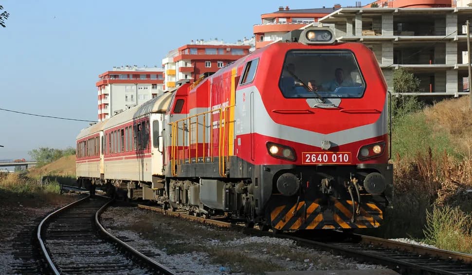 Sanohen defektet teknike, treni Pejë-Prishtinë rikthehet në qarkullim sipas orarit