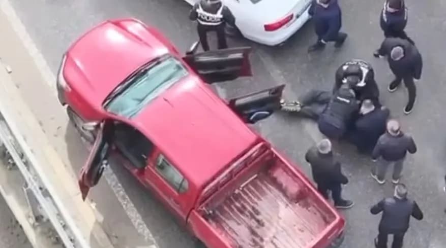 “Si në filma”, Policia në Shqipëri ‘bllokoi’ veturën me 10 kilogramë kanabis