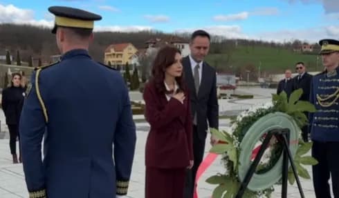 Spiropali dhe Konjufca bëjnë homazhe në Prekaz: Dëshmia se liria e Kosovës ka pasur çmim jetën