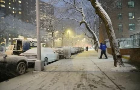 Stuhia e fuqishme dimërore bllokon shkollat dhe transportin në ShBA
