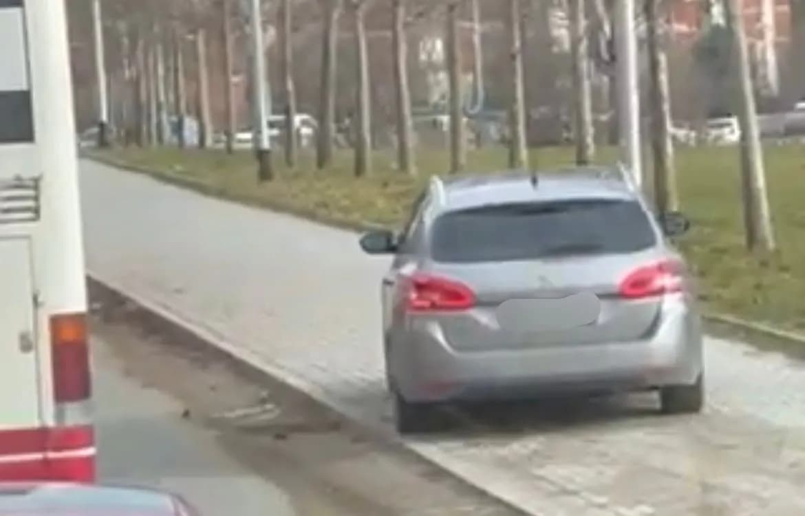 Tejkaloi kolonën nëpër trotuar, policia gjobit shoferin me 200 euro, 2 pikë negative dhe tre muaj pa leje