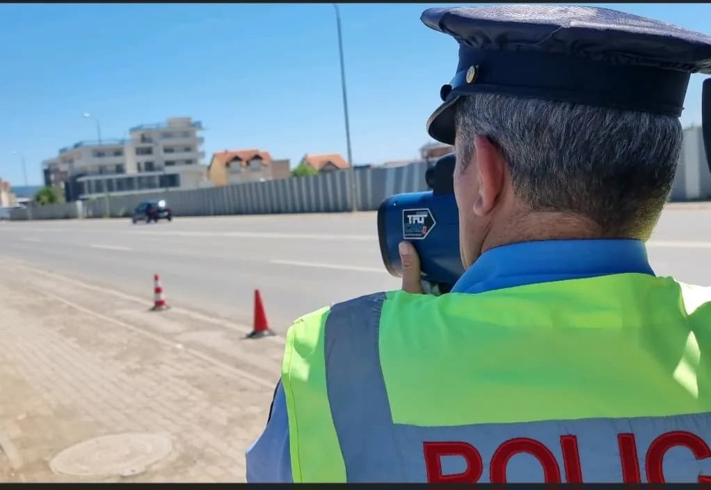 Tejkaluan shpejtësinë e lejuar, policia gjobit me nga 200 euro katër shoferë në Ferizaj