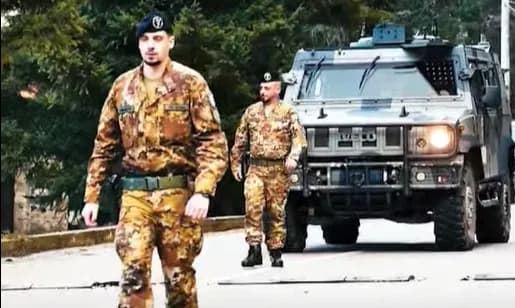 Ushtarët italianë vazhdojnë patrullat e rregullta në të gjithë Kosovën