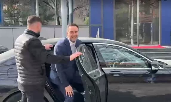 “A je kandidat?”, Konjufca injoron pyetjet e gazetarëve teksa del nga Qeveria