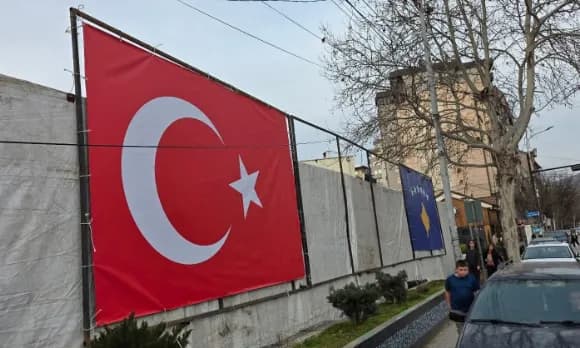 Arrestohet një person në Mitrovicë, dyshohet se e përdhosi flamurin e Turqisë