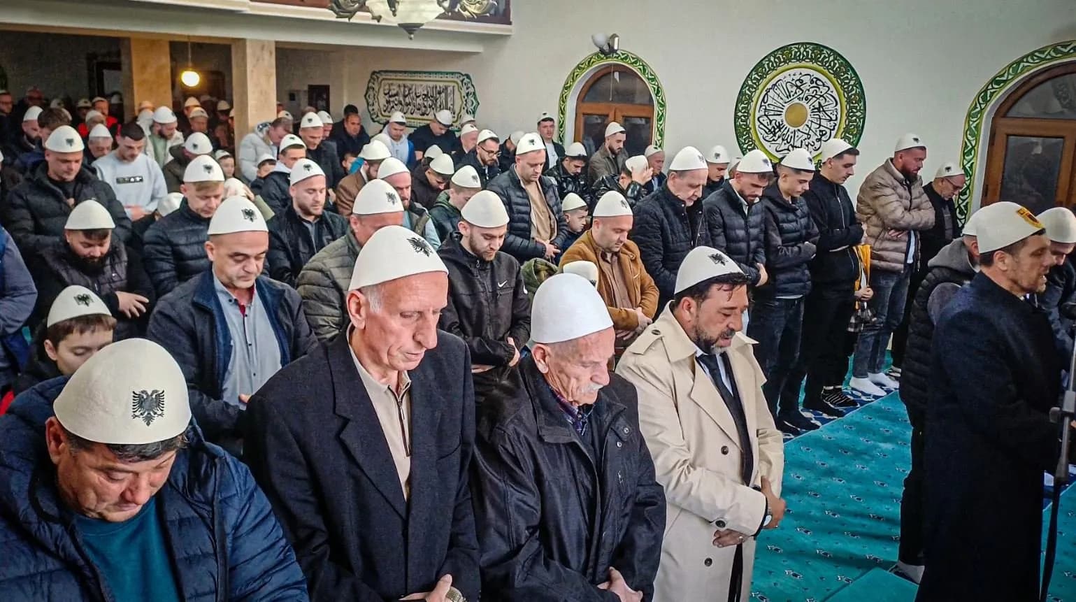 Besimtarët në Prizren falin Bajramin me plisa në kokë