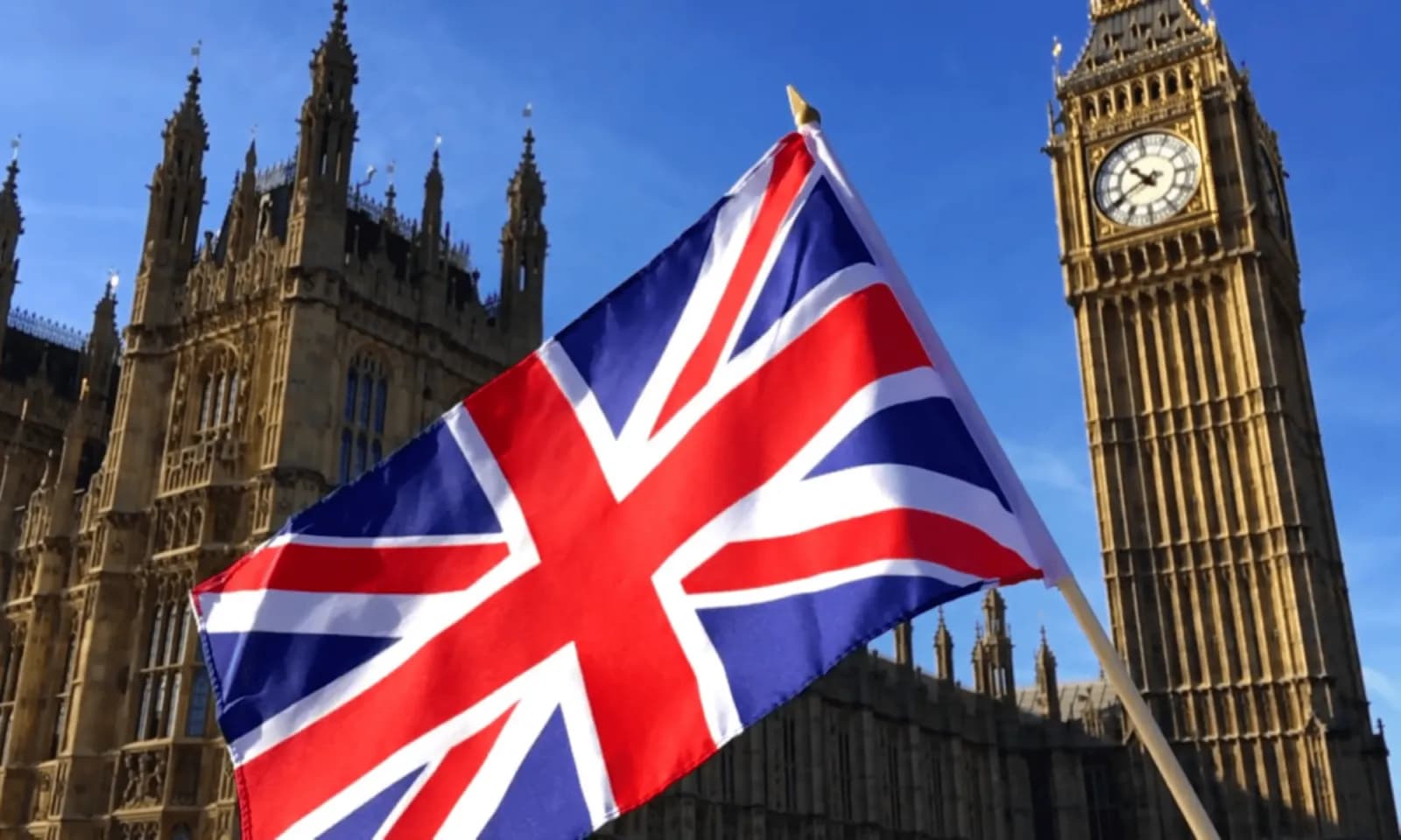 Britania lejon SHBA-në të përdorë bazat e saj për sulme ndaj vendeve iraniane që synojnë Ngushticën e Hormuzit
