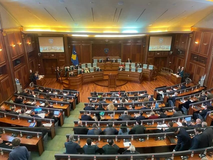 Cilët deputetë kanë arritur deri më tani në sallën e Kuvendit?