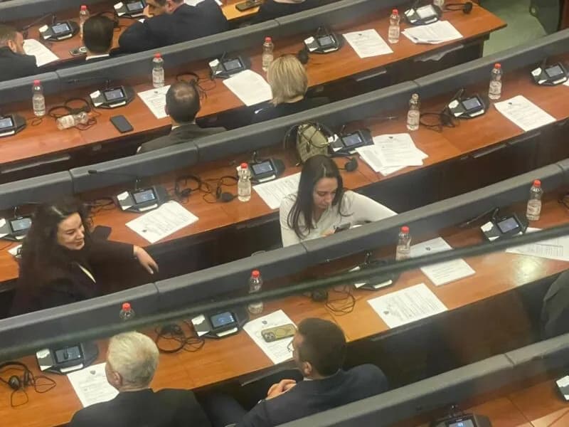 Deputetja e VV-së “merr masa” që të mos i filmohet telefoni
