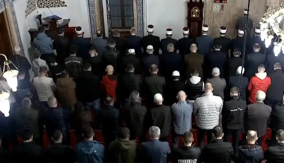 Falët namazi i Fitër Bajramit, myslimanët kremtojnë festën e madhe islame