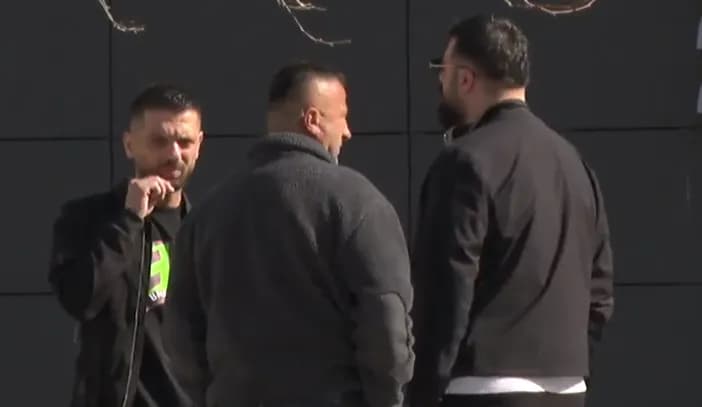 Gjesti në Gjykatë, babai i tij shihet jashtë objektit