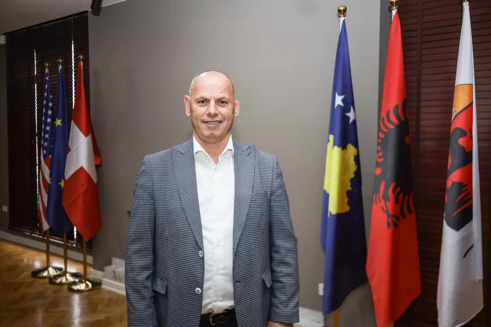 Ironizon Lladrovci: Opozita kur nuk e zgjedh sot këtë lëmsh si mund të trajtojë nesër tema më serioze!