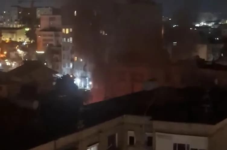 Kaplohet nga zjarri një banesë në Tiranë, humb jetën një i moshuar